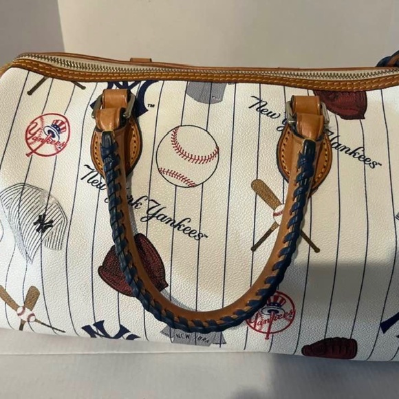 Dooney & Bourke Crossbody Satchel - New York Yankees team - good condition - Picture 1 of 9